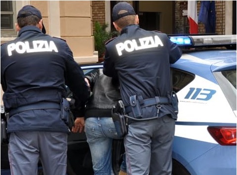 Estorce soldi per non diffondere video hard: arrestato dalla Polizia