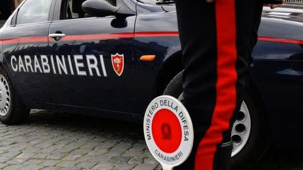 Fermata dai Carabinieri a bordo di un’auto rubata: denunciata 43enne per ricettazione