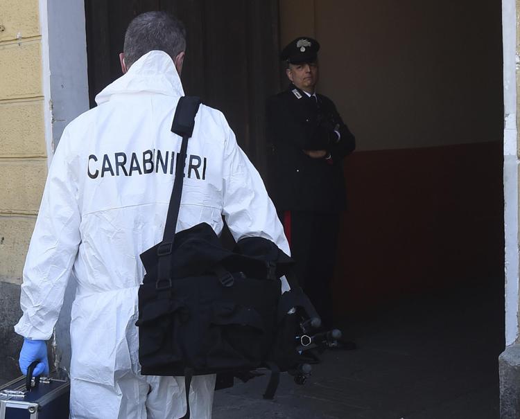 Cadavere di una donna in un baule, la 77enne morta oltre un mese fa. La figlia era in casa