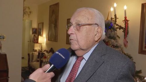 Rapinatore gli ha puntato pistola, ma 93enne, in passato sciabolatore e ct di Scherma, lo ha neutralizzato: “Come in pedana servono decisione e riflessi”