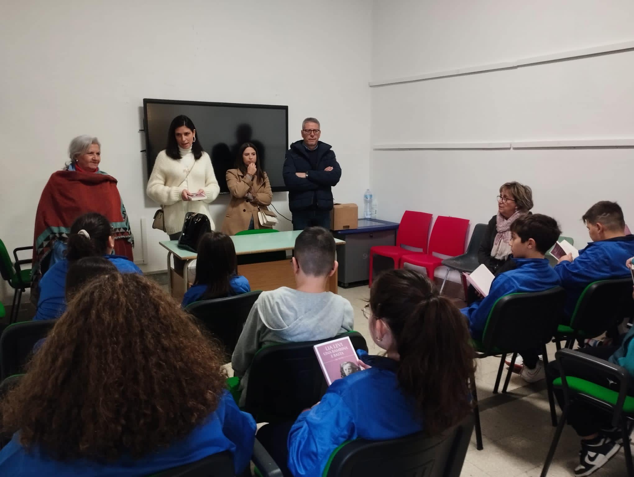 Delia. Donato agli alunni della media e a quelli delle quinte elementari libro di Lia Levi “Una bambina e basta”