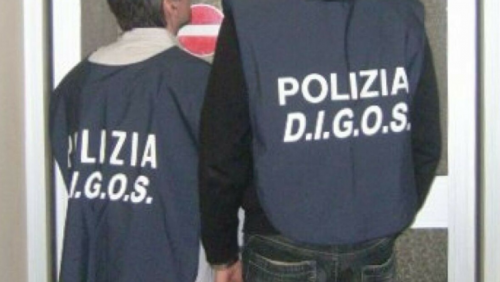 Sicilia, bandiera dell’ISIS esposta dal balcone. Espulso un tunisino trattenuto al CPR di Caltanissetta