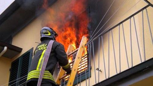 Incendio in casa: madre e figlia salvate dai pompieri