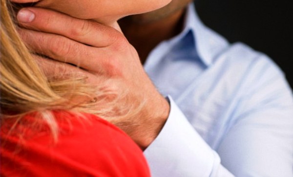 La Cassazione: prendere per il collo la moglie è tentato omicidio, o meglio, femminicidio, anche in assenza di ferite