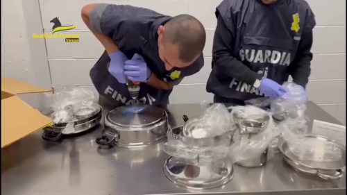 Quattro chili di cocaina nel doppio fondo di una pentola: arrestata dalle Fiamme Gialle una 47enne