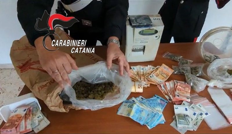 Sicilia. Furto di energia elettrica, marijuana e soldi falsi in panificio: arrestati padre e figlio