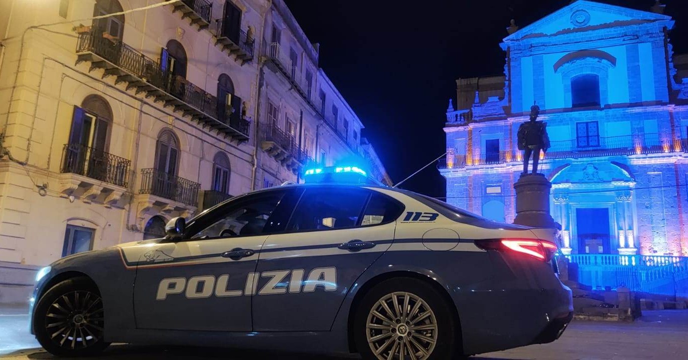 Caltanissetta, si scaglia contro i poliziotti: 39enne arrestata per lesioni e resistenza a pubblico ufficiale