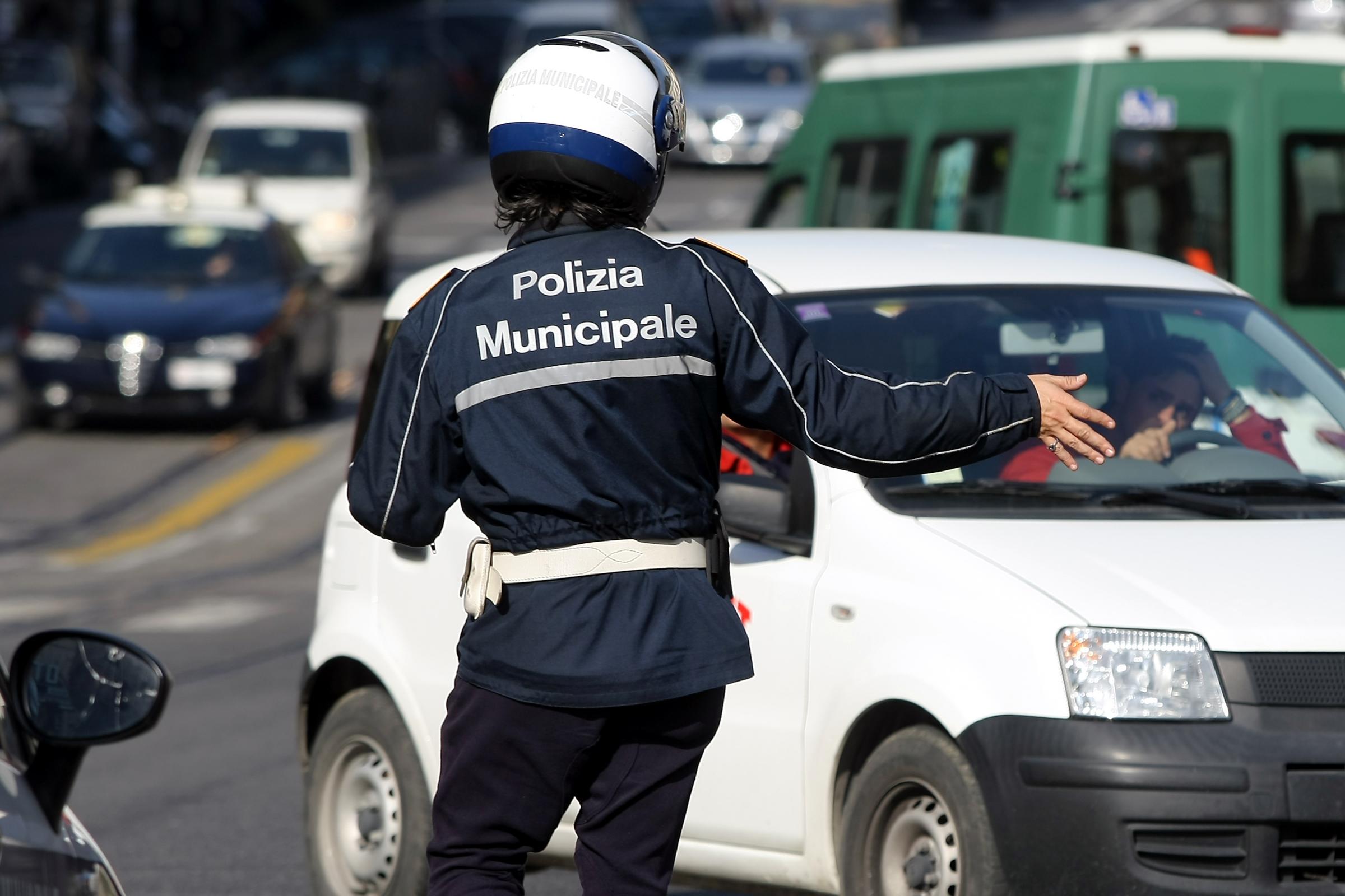 Tampona auto che si ribalta e fugge a Palermo, ricerche