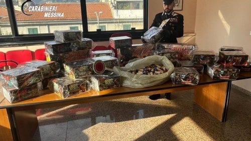 In casa con oltre 300 chili di petardi e fuochi d’artificio: donna denunciata a Messina dai Carabinieri