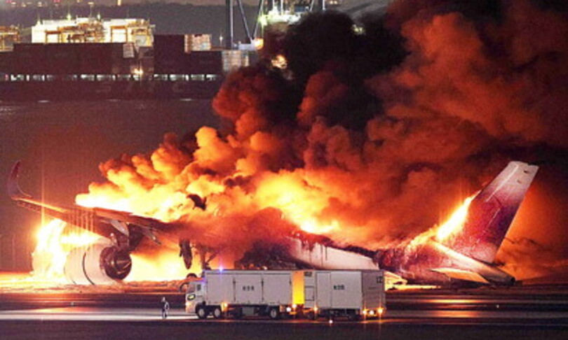 Aereo in fiamme sulla pista dell’aeroporto di Tokyo, 5 morti