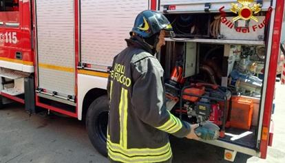 Catania. Vasto incendio di sterpaglie, minacciate le abitazioni