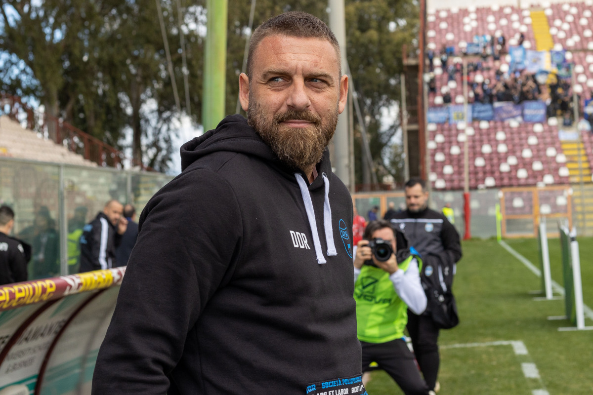 Calcio, è ufficiale: De Rossi nuovo allenatore della Roma, contratto fino a giugno 2024