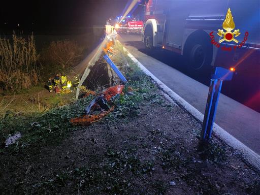 Sicilia, tragico incidente: un morto e due feriti, auto fuori strada e giù da un ponte