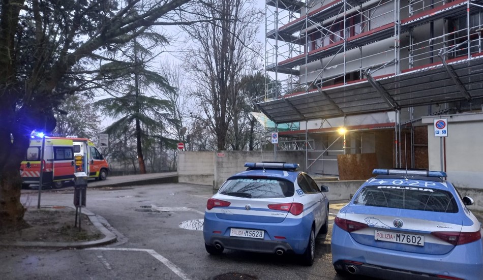 Si butta con la figlia di 6 anni dal balcone, muore la bambina. Lei è stata arrestata per omicidio