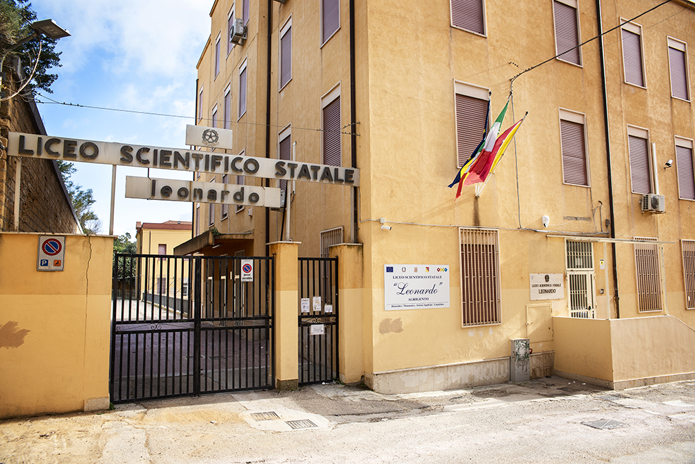 Crollo di calcinacci al Liceo Scientifico “Leonardo” di Agrigento. Nessun danno agli alunni