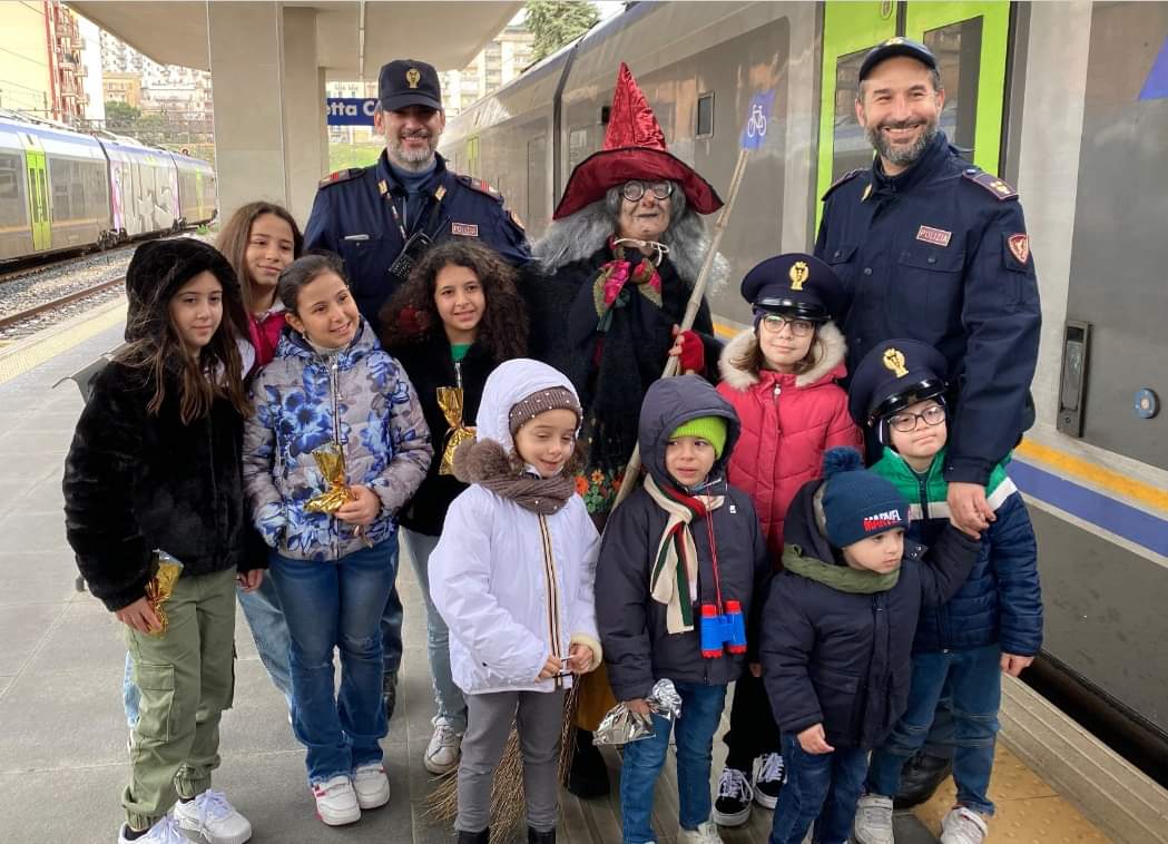 “la Befana del ferroviere”, la Polizia Ferroviaria di Caltanissetta ha scortato la Befana arrivata in treno