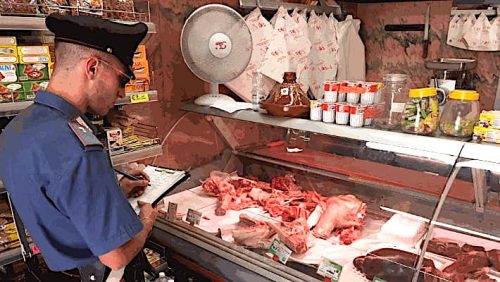 Sicilia, minaccia un macellaio con coltello: 33enne arrestata per tentata rapina