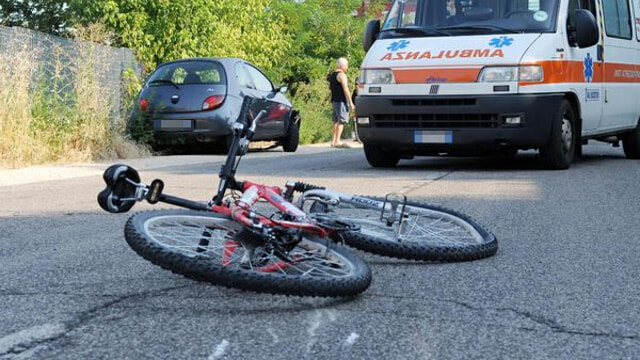 Incidente stradale: ciclista muore dopo essere stato urtato da un’auto pirata
