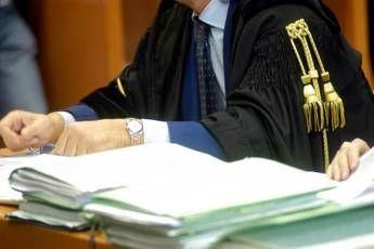 Morì dopo essere stato bloccato a terra vicino sede Sky, assolte le due guardie giurate. Madre della vittima: “Una vergogna”