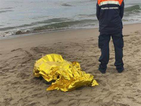Sicilia, cadavere di una giovane trovato in mare a Palermo