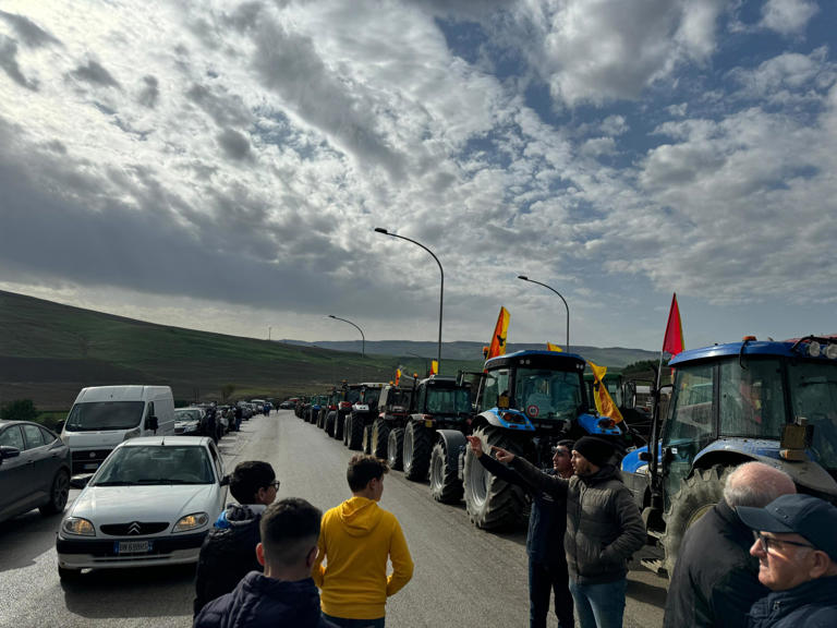 Protesta agricoltori con i trattori sulla Palermo-Sciacca: in corteo contro costi di produzione schizzati alle stelle