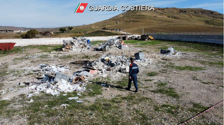 Nel Nisseno bruciava rifiuti speciali senza autorizzazione: la Polizia ambientale arresta il trasgressore