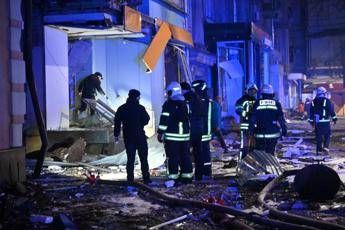 Ucraina, raid di droni russi in tutto il Paese: diverse vittime. Trump: “Situazione difficile”