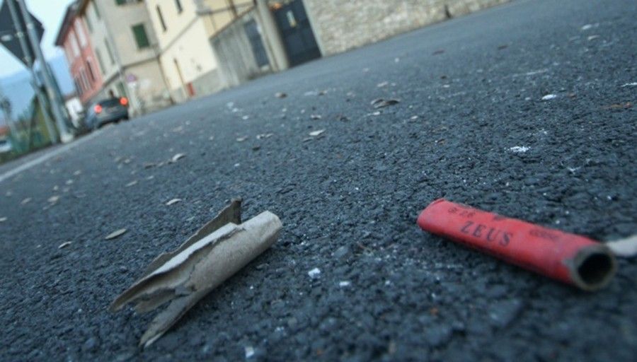 Due tredicenni raccolgono petardi che gli esplodono addosso: uno perde un occhio, l’altro una mano