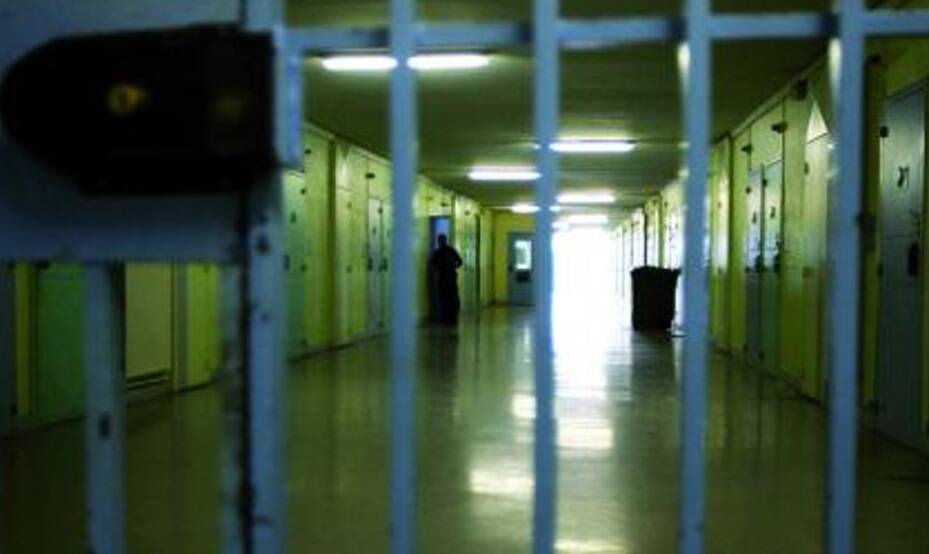 Detenuto tenta di evadere dal carcere, ma sbaglia strada e finisce in Direzione: bloccato