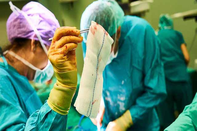 Morto per garza chirurgica “dimenticata” nel torace per 14 anni: casa di cura dovrà pagare oltre un milione di euro di risarcimento ai familiari di un paziente
