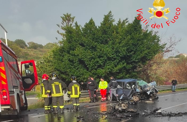 Incidente stradale. Scontro frontale tra Fiat Idea e Panda: quattro giovani perdono la vita
