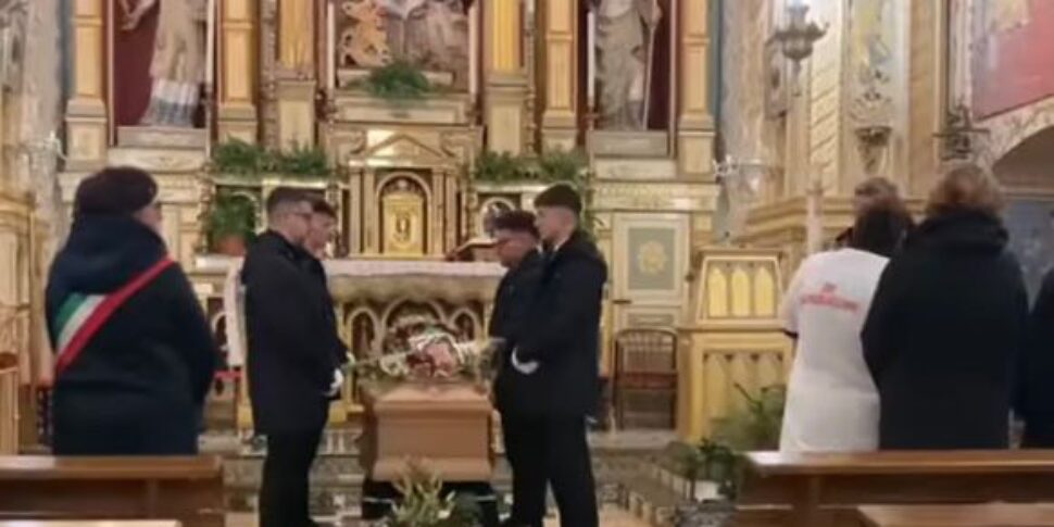 Donne uccise a Naro, funerali d’una vittima: pochi in chiesa. Presente comunità romena. Era stato proclamato lutto cittadino
