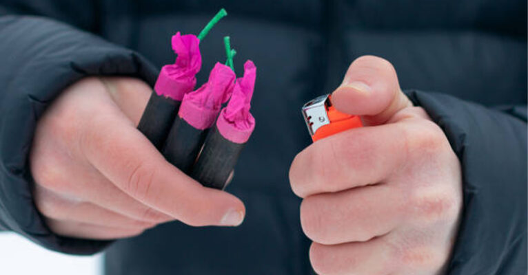 Niscemi. Gli esplode improvvisamente un petardo tra le mani: ferito un giovane di 15 anni