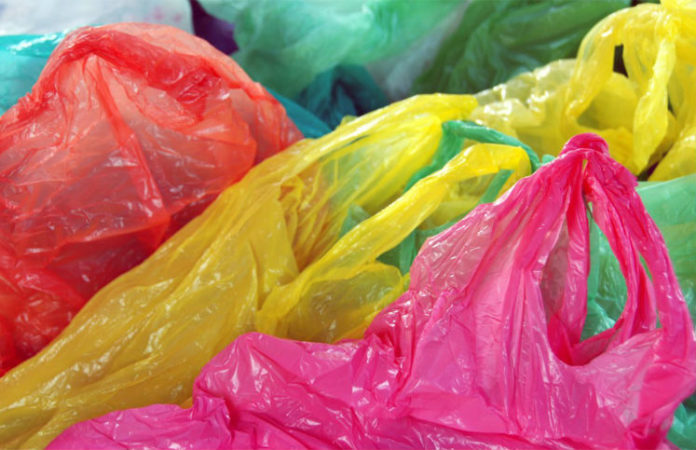 La Corte Ue boccia il divieto italiano sui sacchetti di plastica monouso: “Sia basata su nuove prove scientifiche, contrario a una direttiva europea del 1994”