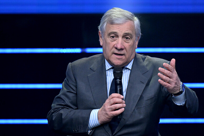 Calcio violento. Tajani: “I giocatori diano il buon esempio”