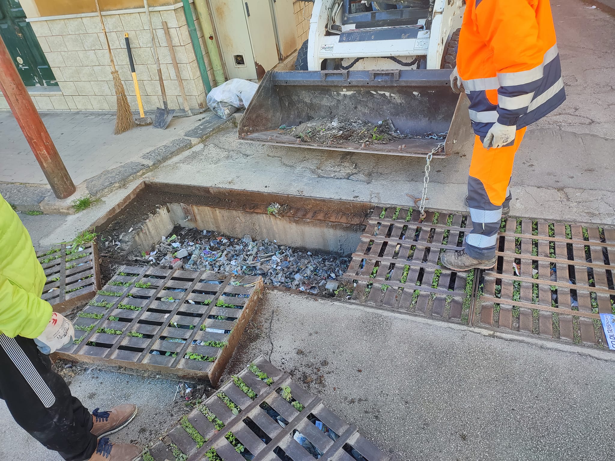 Vallelunga. Avviata la pulizia straordinaria delle caditoie presenti nel centro abitato