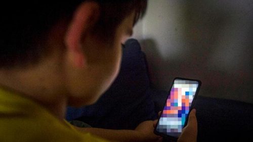 Cellulari, dall’Ars una crociata per vietarli ai bambini. Gilistro (M5S): “Pronto un ddl voto. L’abuso sta provocando disastri”