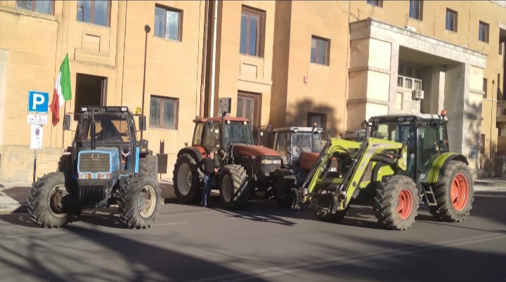 Caltanissetta, Protesta dei Trattori: i mezzi agricoli arrivano in Prefettura