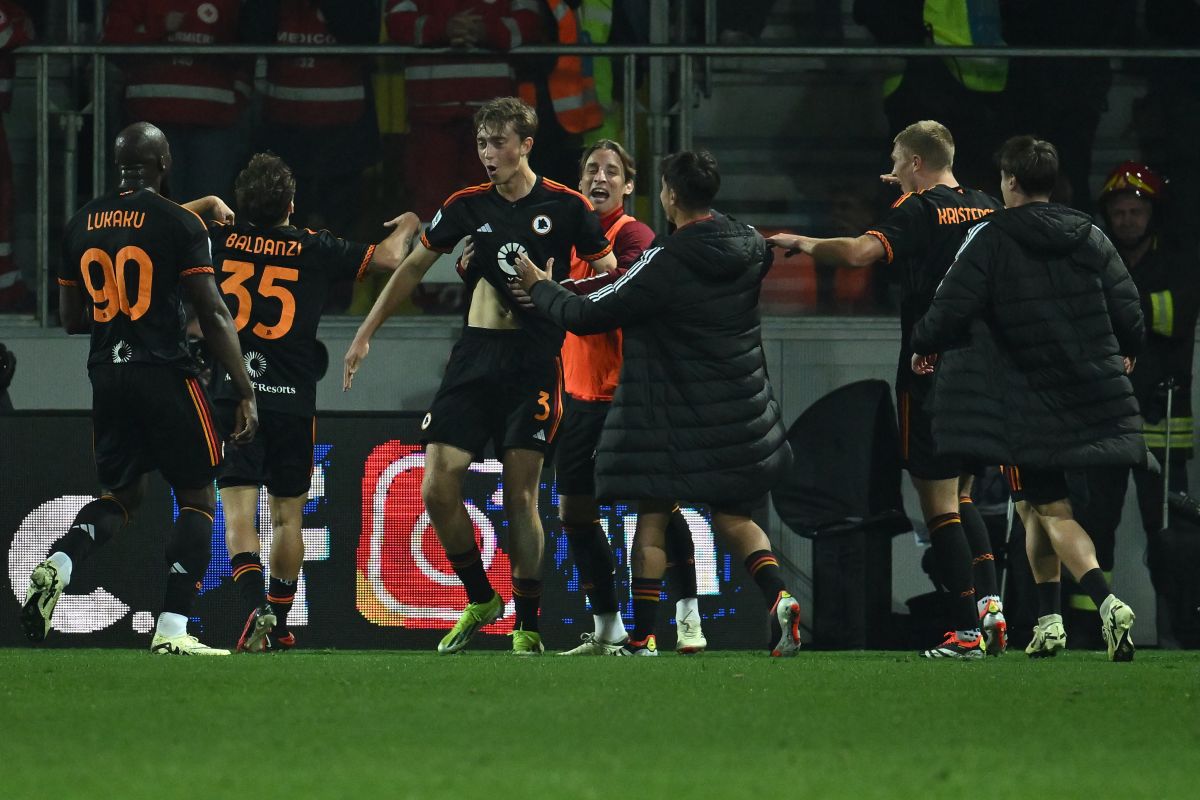 La Roma passa 3-0 a Frosinone, in gol Huijsen, Azmoun e Paredes