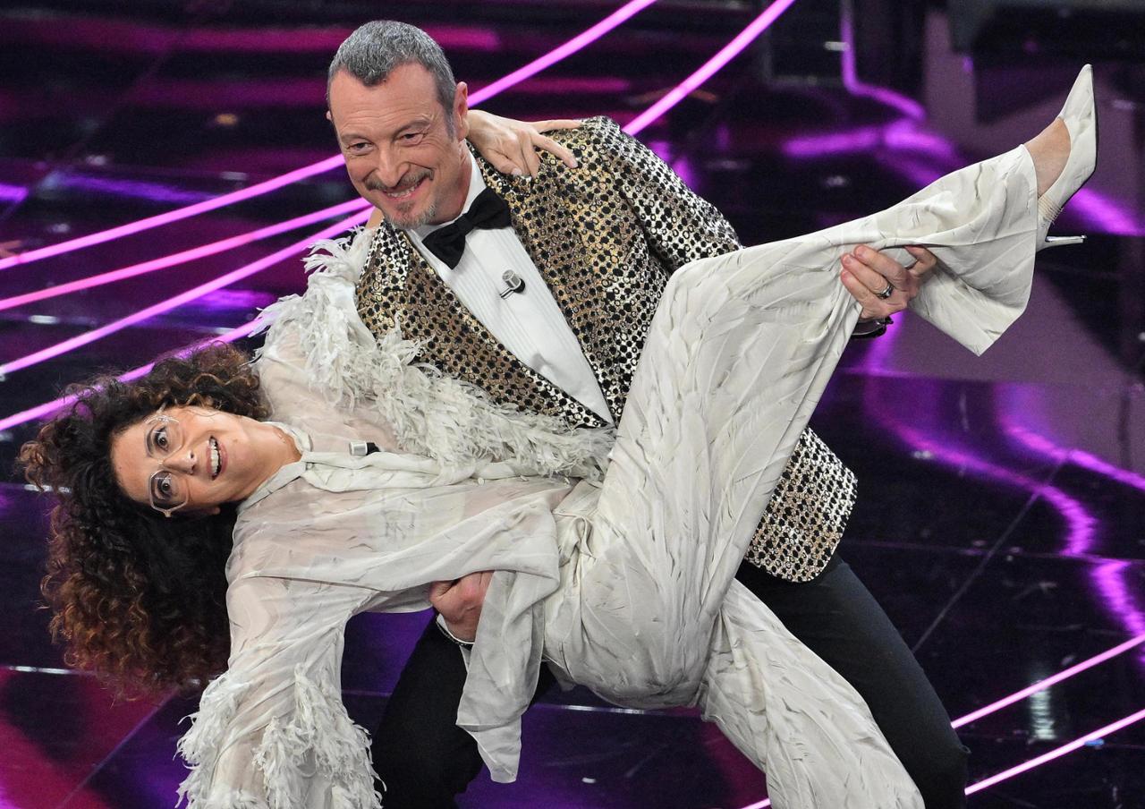 Sanremo, le pagelle della terza serata. Una bandiera della Sicilia “saluta” Teresa Mannino.