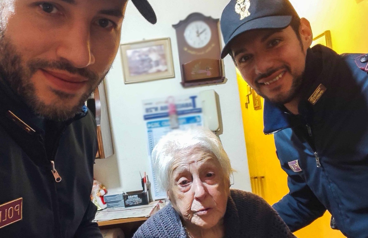 Ultranovantenne chiede aiuto alla Polizia per combattere la solitudine e dialogare con qualcuno