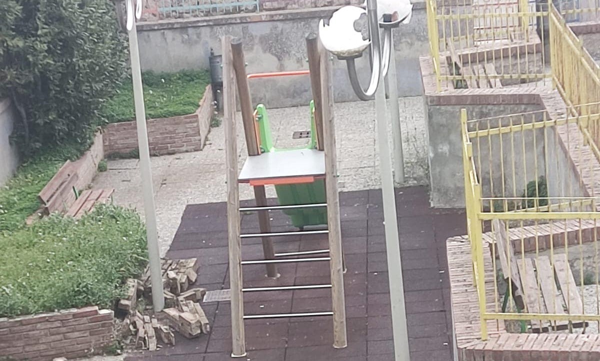 Villalba. Atto di inciviltà al Parco Giochi. Il sindaco annuncia che denuncerà l’accaduto