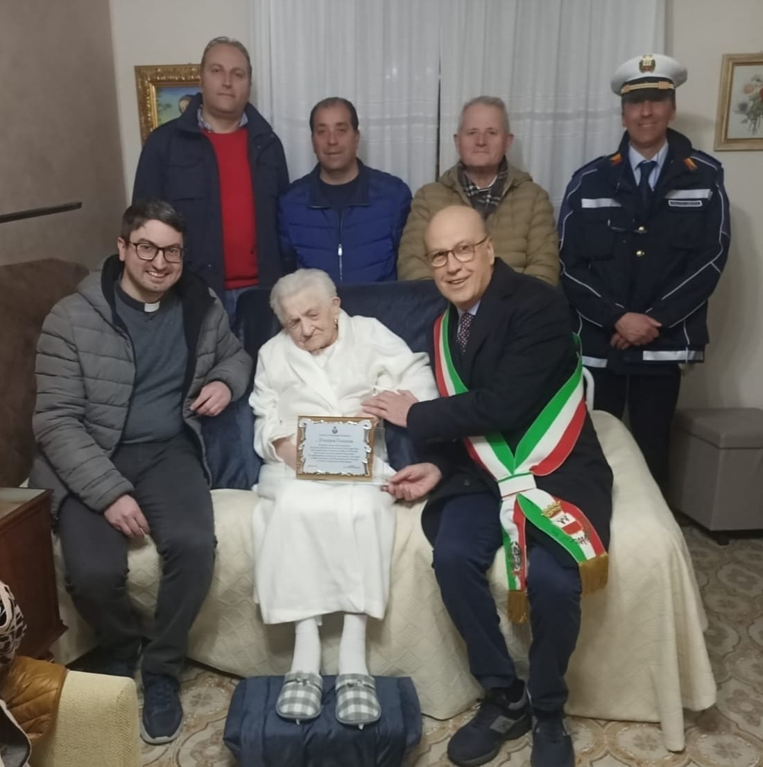 Vallelunga, targa augurale per i 100 anni della nonnina Vincenza Privitera del sindaco Montesano