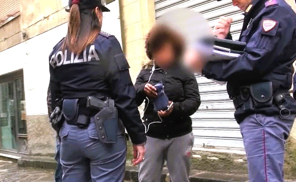 Vendevano kit spacciandoli per presidi sanitari di Pronto Soccorso, ma dentro c’erano fazzolettini di carta e cerotti: foglio di via del Questore per due persone