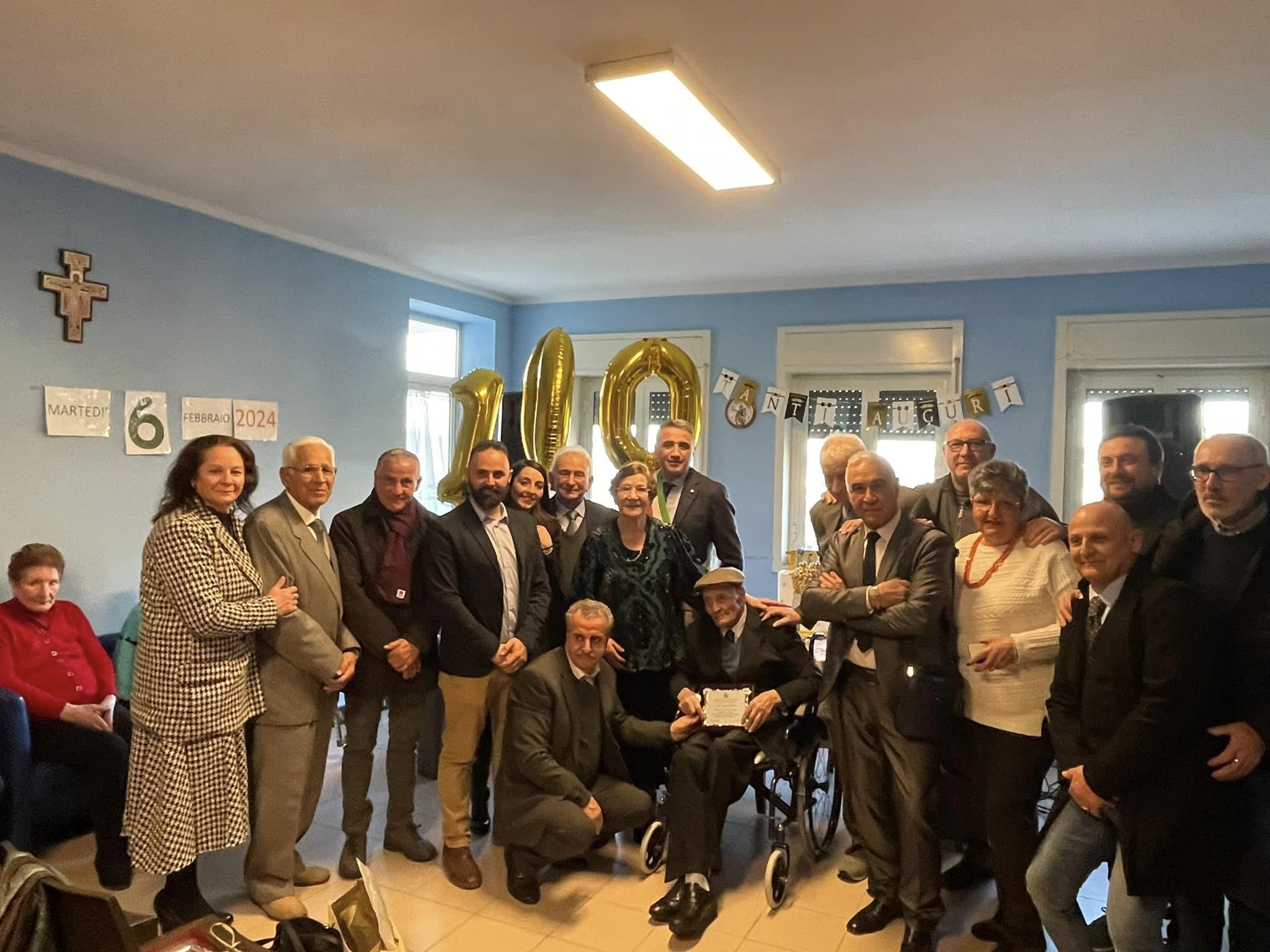 Acquaviva, Targa e torta per i 100 anni di zì Totò Ingrao e messa di ringraziamento