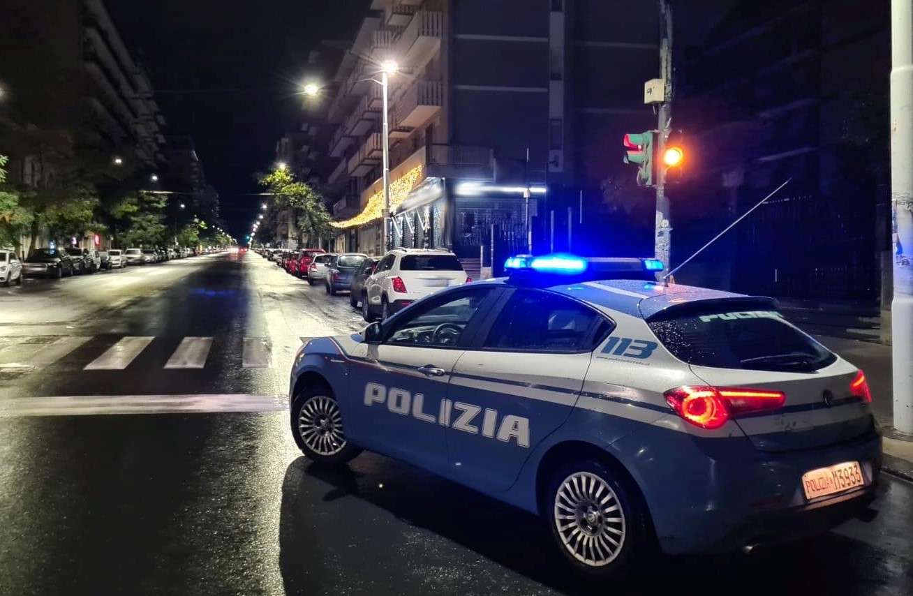 Polizia salva giovane che, in preda alla disperazione, aveva annunciato l’intenzione di darsi fuoco