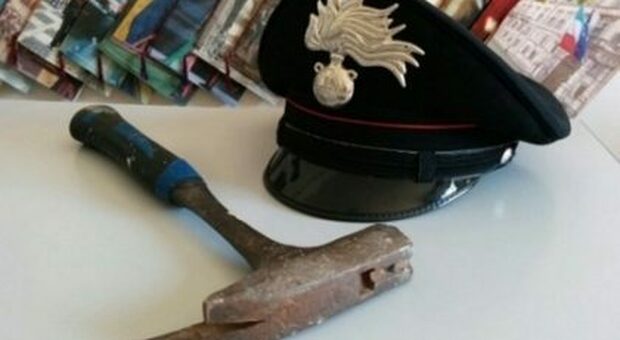 Lo minaccia con un martello e gli ruba il cellulare, denunciato