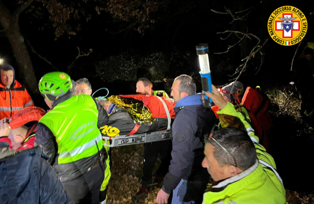 Intervento del Soccorso Alpino e Speleologico Siciliano salva anziano colto da malore in zona impervia alle pendici dell’Etna