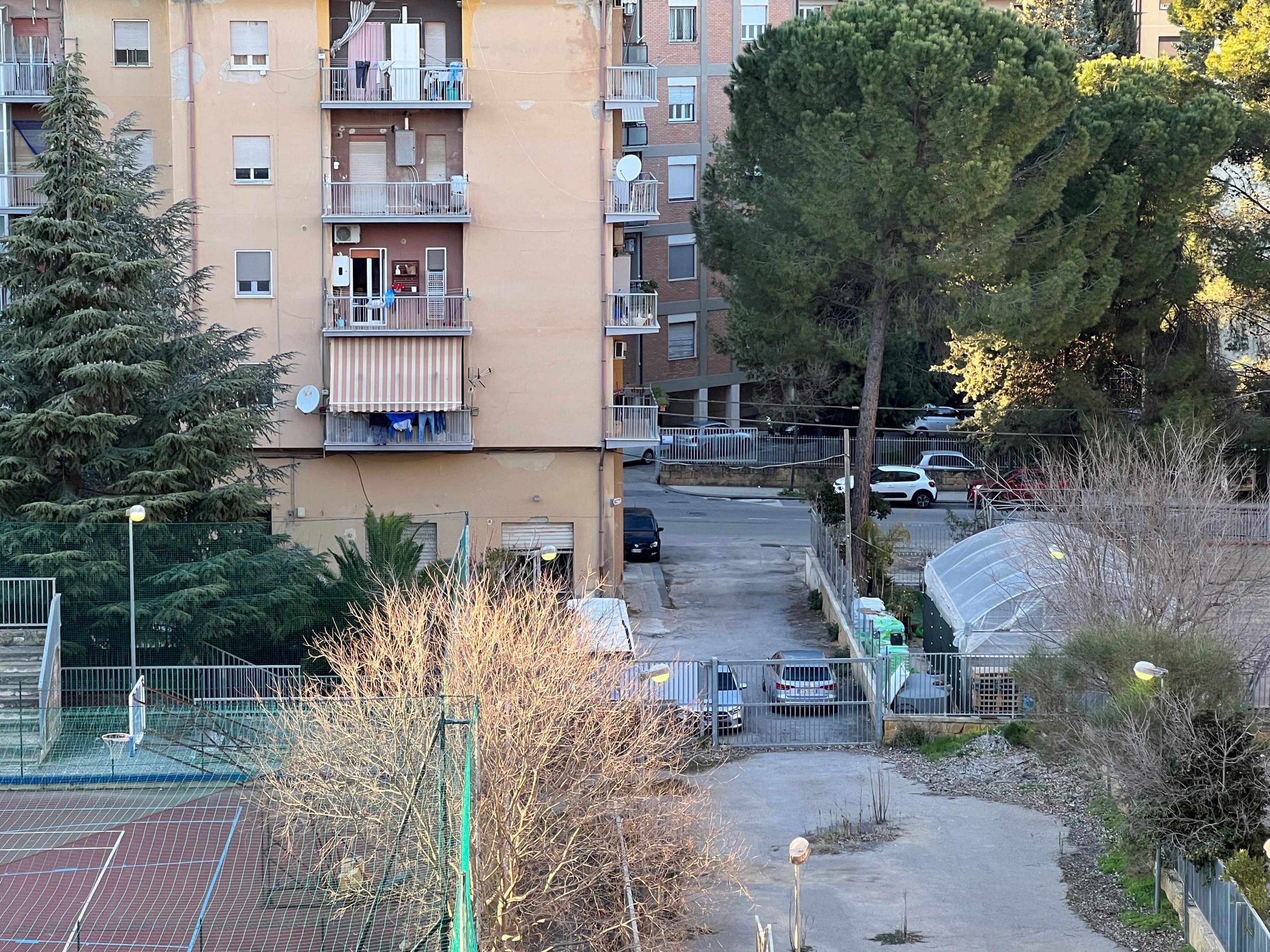 Caltanissetta. La segnalazione: “Da giorni le luci dell’impianto sportivo di via Amari sono accese”