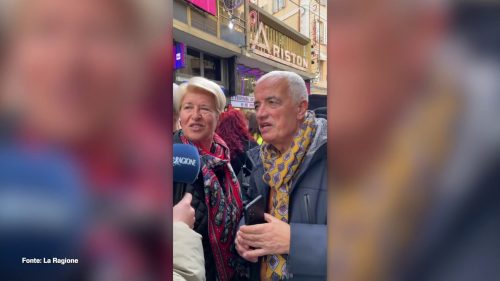 Sanremo, l’emozione dei fan davanti l’Ariston